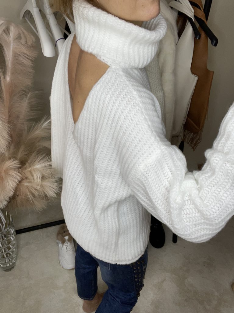 Baltas megztinis su iškirpte nugaroje