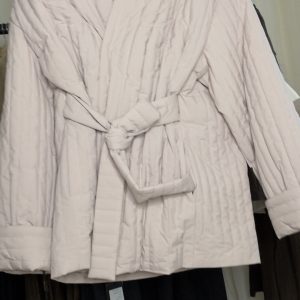 Lengvas dygsniuotas puspaltis su diržu SAMANGE, pudrinė spalva, kimono kirpimas – IMUDU
