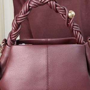 Burgundy rankinė su pinta rankena ir aukso spalvos furnitūra Gallantry